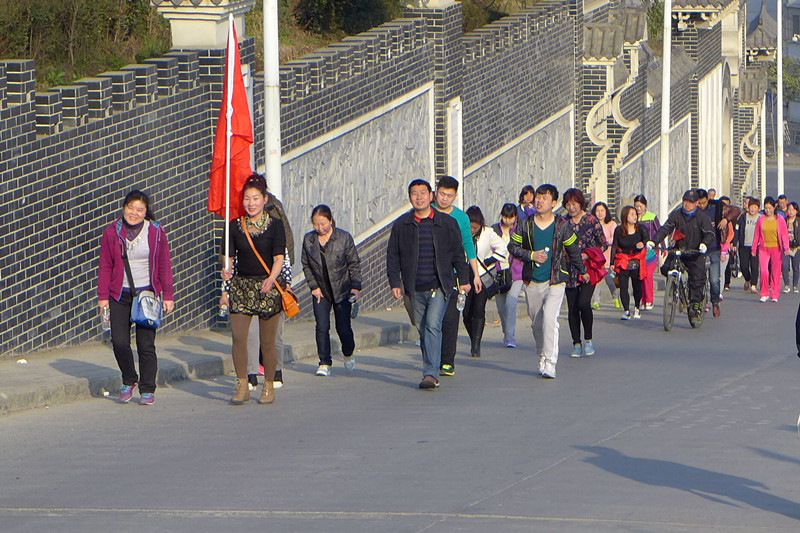 2015年3月8日寶業(yè)集團(tuán)開展“香溪洞-吉河徒步踏青活動”慶祝三八節(jié)！